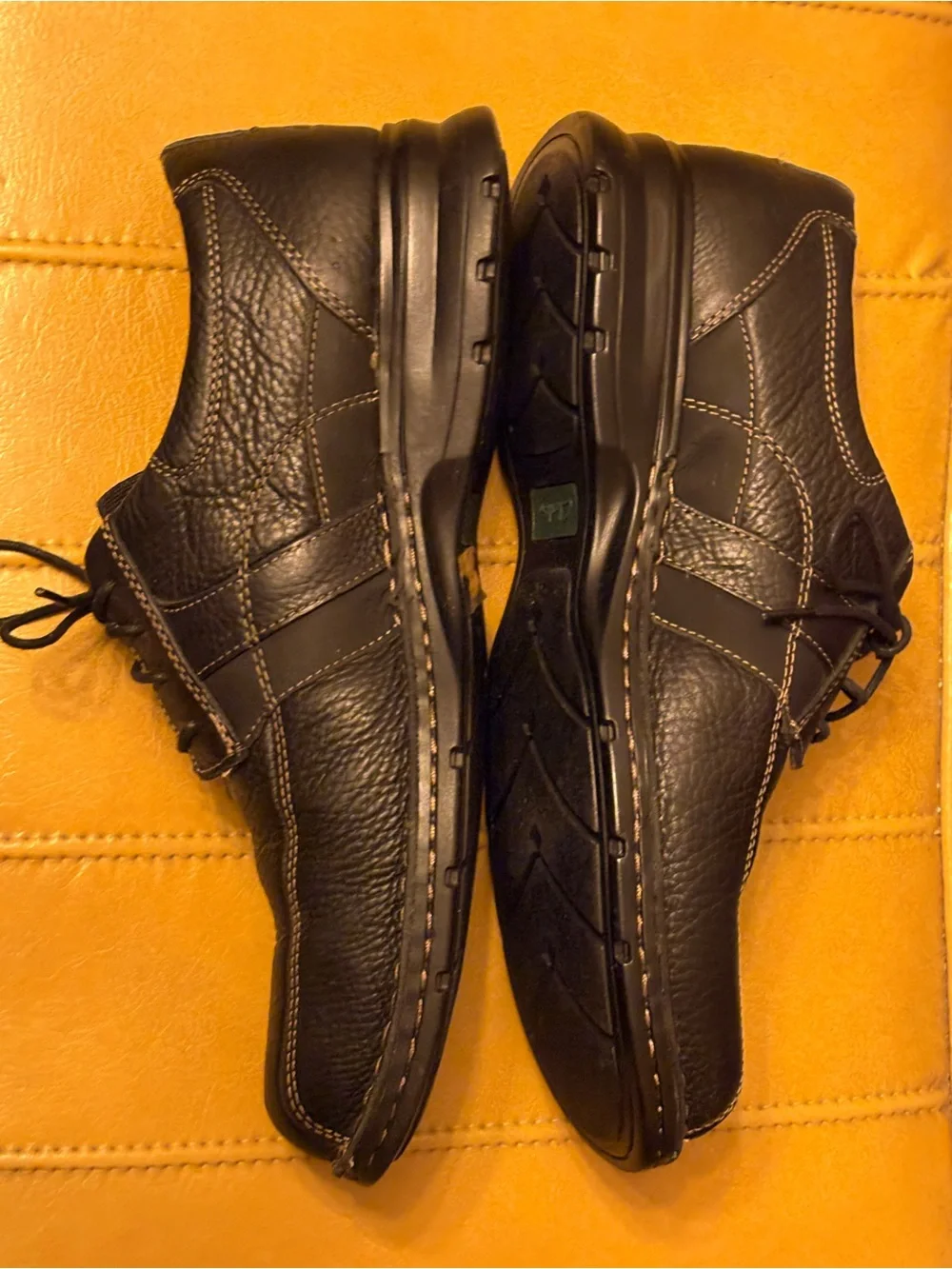 Clarks Black Leather Lace-Up Men's Oxfords with Contrast Stitching